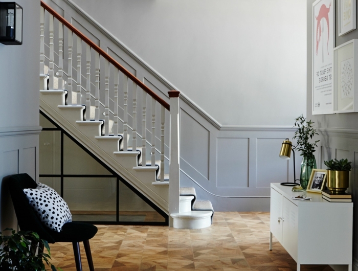 lifestyle interior inspiration luxuriöse inneneinrichtung flur farben treppenhaus beispiele graue wandfarbe dekoration eingangsbereiche ideen und inspo
