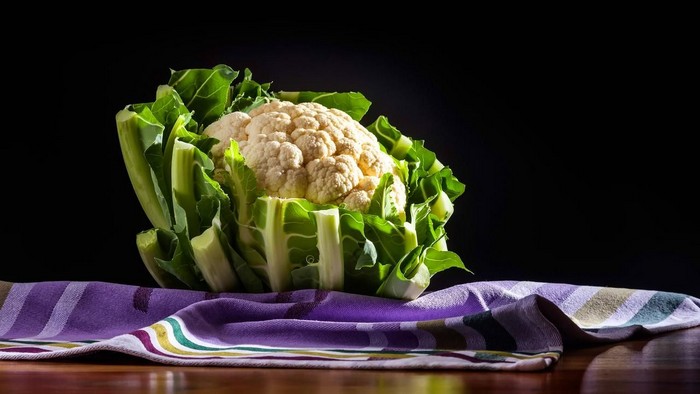 low carb salat rezept mit blumenkohl und karotten selber machen kopf blumenkohl ganz auf tisch lila tuch