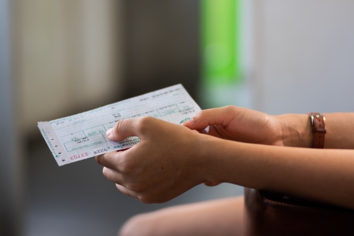 mit dem zug fahren reisen reiseideen tipps ticket kaufen fahrkarte im hand