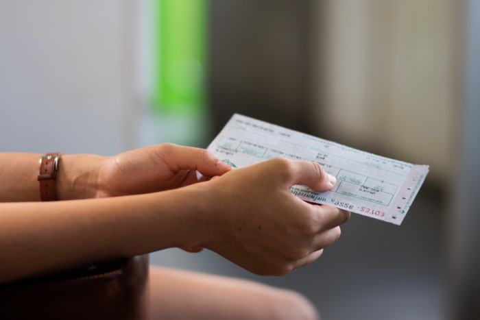 mit dem zug fahren reisen reiseideen tipps ticket kaufen fahrkarte im hand