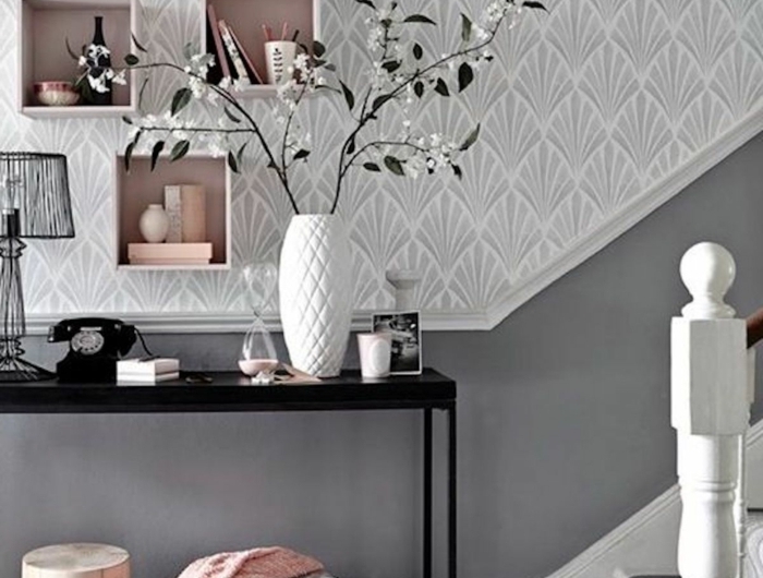 modern flur gestalten wandfarbe grau treppenhazs große weiße vase mit blumen weißer teppich schwarzer boden schwarzer tisch mit metallbeinen