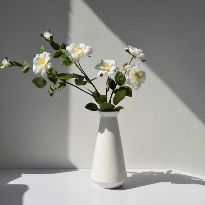moderne weiße vase mit blumen wohnaccessoires