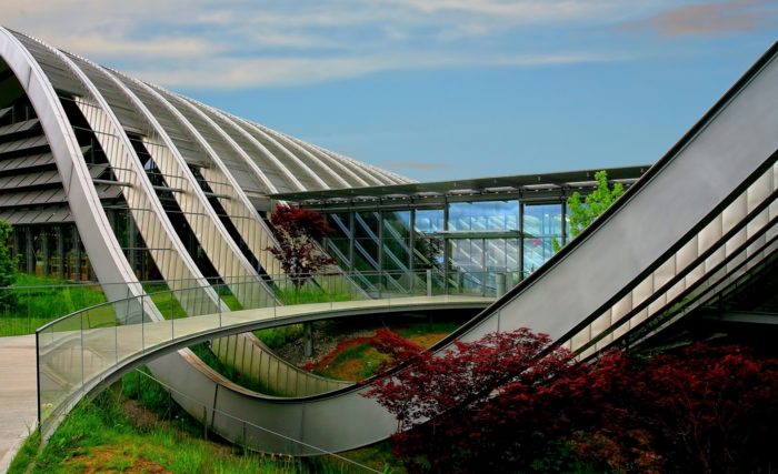 modernes gebäude mit vielen grünen flächen nachhaltige architektur natur bewahren und behalten
