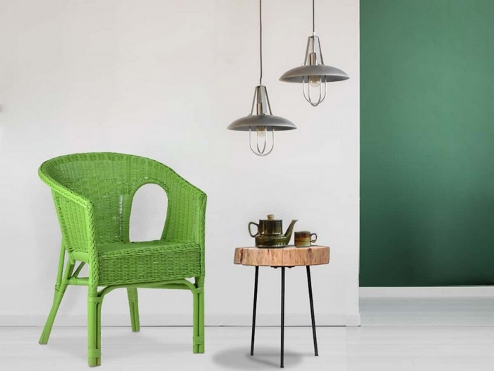 nachhaltige wohntrends für wohnzimmer mit rattanmöbeln einrichten grüner armlehnstuhl holz teetisch lampen