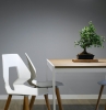 nachhaltige wohntrends umweltfreundliche einrichtung möbeln weiße stuhl holz metall tisch