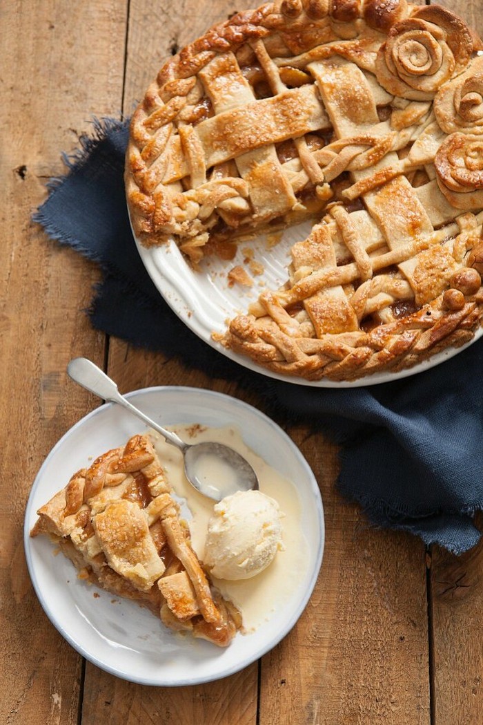 apple pie, angeschnitten und ein stück mit vanilleeis auf teller