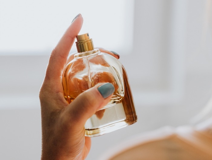 parfüm auswählen frau duftet parfüm die besten parfüme für männer geschenk kaufen