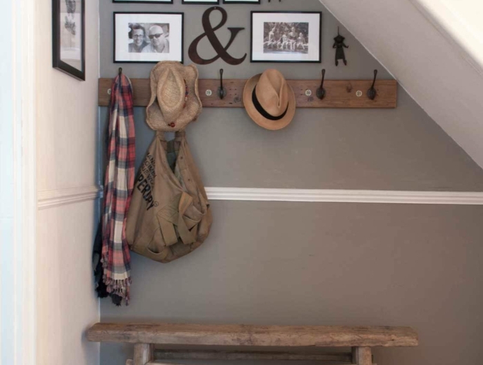 platz unter der treppe nutzen graue wand dekoriert mit fotos vintage bank aus holz flauschiger teppich flur gestalten wände
