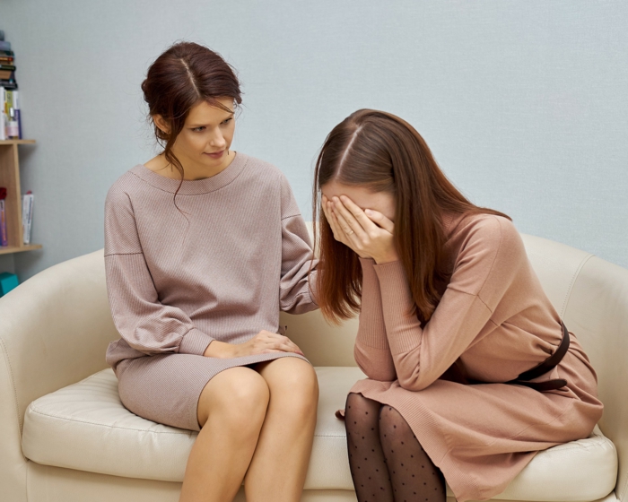 psychologin spricht mit einer frau Rauchentwöhnung durch hypnose