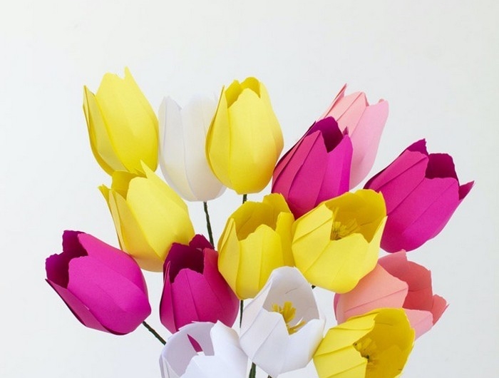 schnelles geschenk für mama basteln muttertagsgeschenke diy blumen aus papier basteln tulpen aus papier lila gelb weiß blumenstrauß