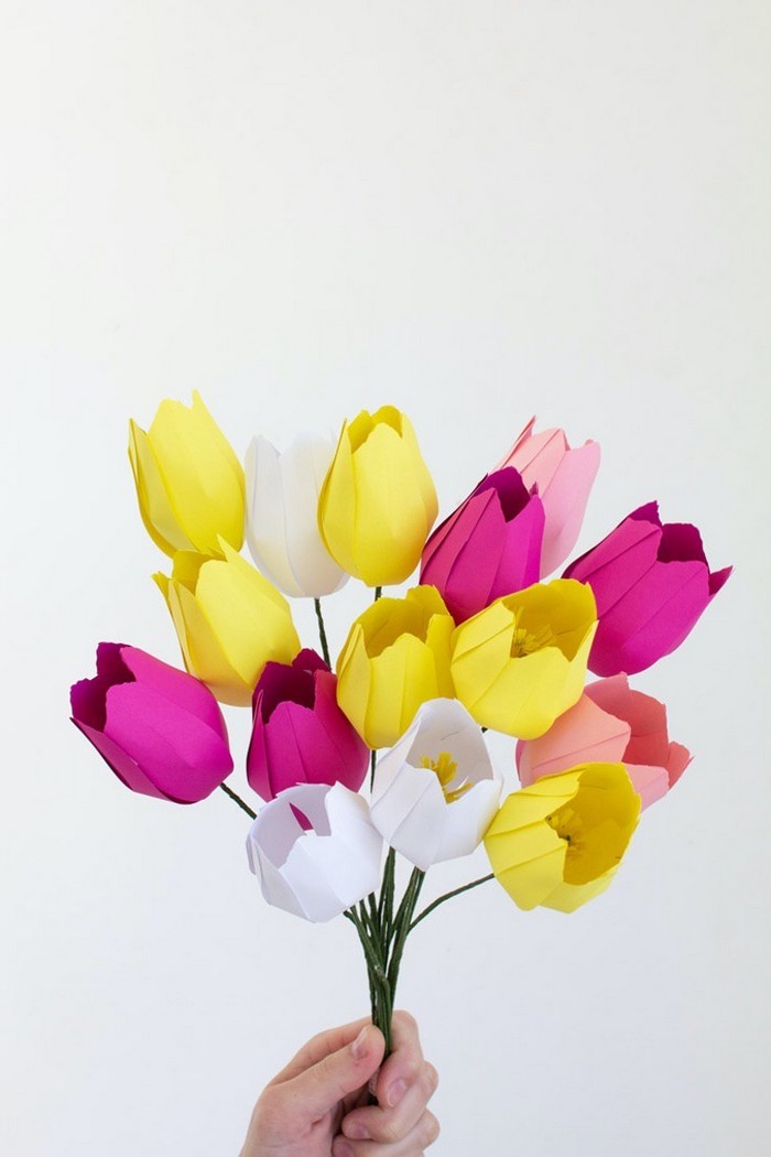 schnelles geschenk für mama basteln muttertagsgeschenke diy blumen aus papier basteln tulpen aus papier lila gelb weiß blumenstrauß