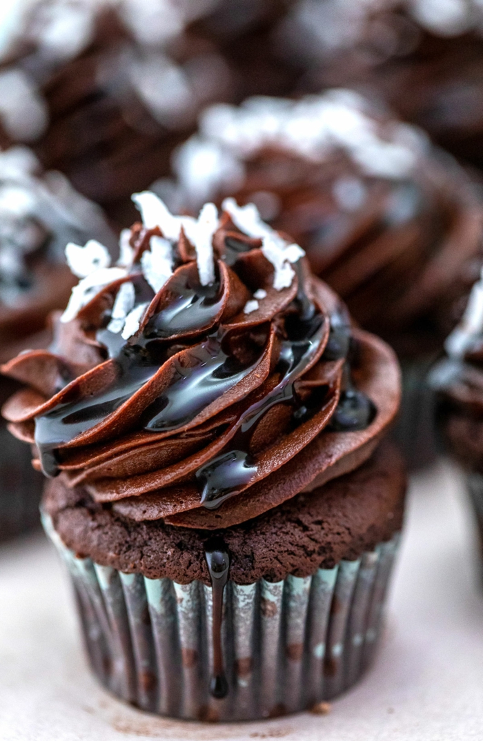 schoko buttercream cupcakes zum nachtisch selber backen schokoladen cupcake rezept leicht und schnell dessert dekoriert mit kokosnussraspeln