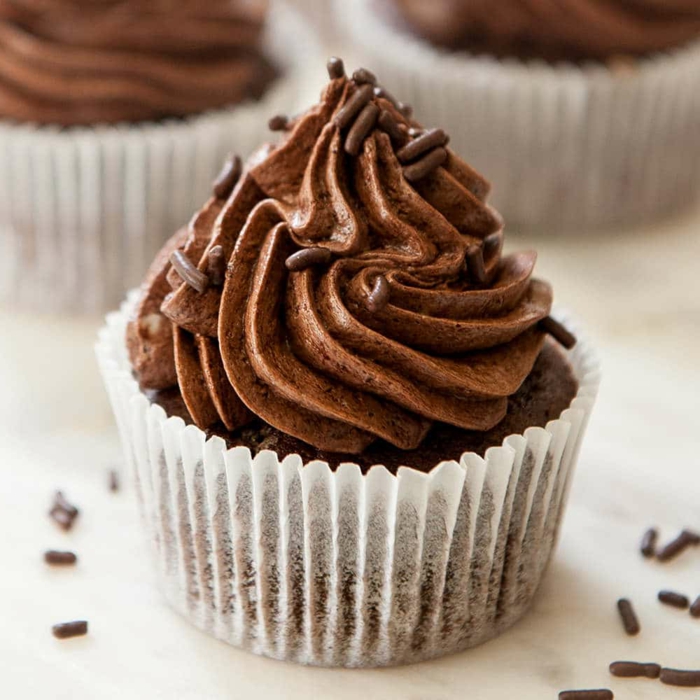 schokoladen cupcakes rezept lecker schnell und leicht glasur aus schokolade bestreut mit schokostreuseln