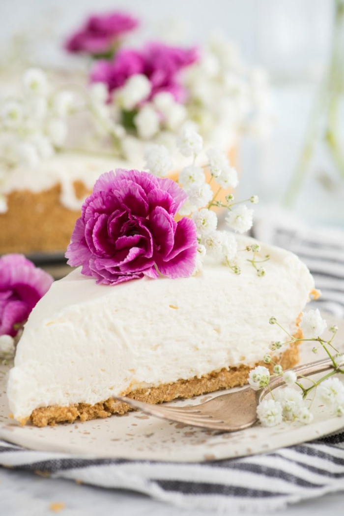 schöne lila blume dekoration auf cheesecake no bake kuchen schnelle und einfache rezepte