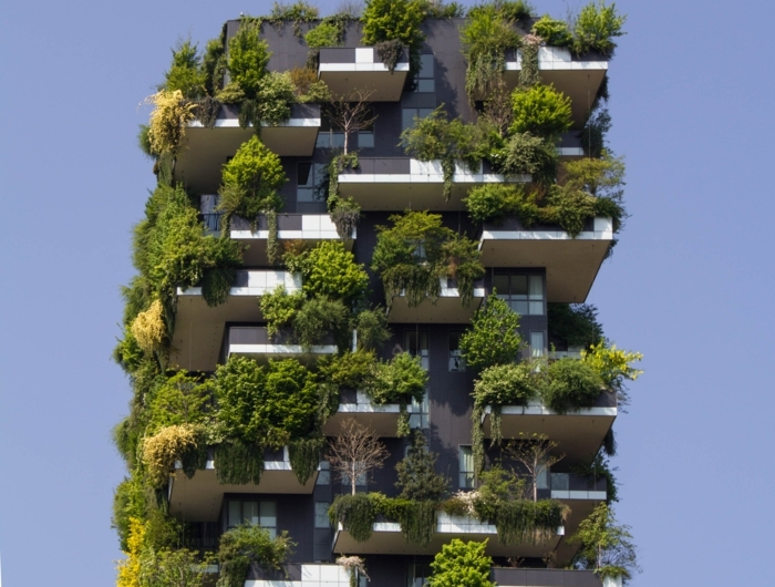 sehr großes gebäude mit vielen grünen pflanzen nachhaltiges bauen grüne architektur inspiration