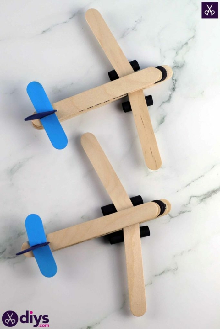 spielzeuge für kinder selber machen flugzeuge aus holzstäbchen eisstiele holz kreative bastelideen inspiration basteln mit kindern inspo