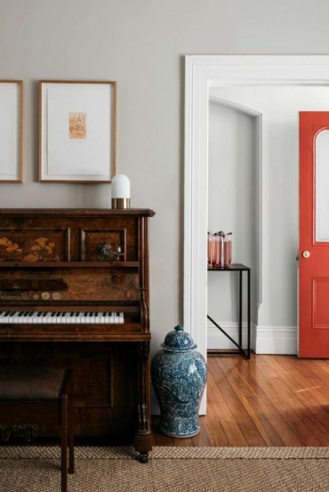 statement tür orange flur ideen für den eingangsbereich inspiration eingangsraum modern gestalten inspo großes piano farben treppenhaus beispiel