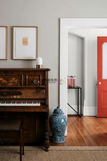 statement tür orange flur ideen für den eingangsbereich inspiration eingangsraum modern gestalten inspo großes piano farben treppenhaus beispiele