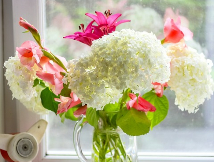 vase mit schönen weißen und pinken blumen kunststofffenster kaufen wieso es sich lohnt