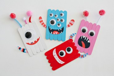 verschiedene bunte monster aus holzstäbchen selber machen diy dekoration lustig basteln mit eisstielen bastelideen kinder und erwachsene