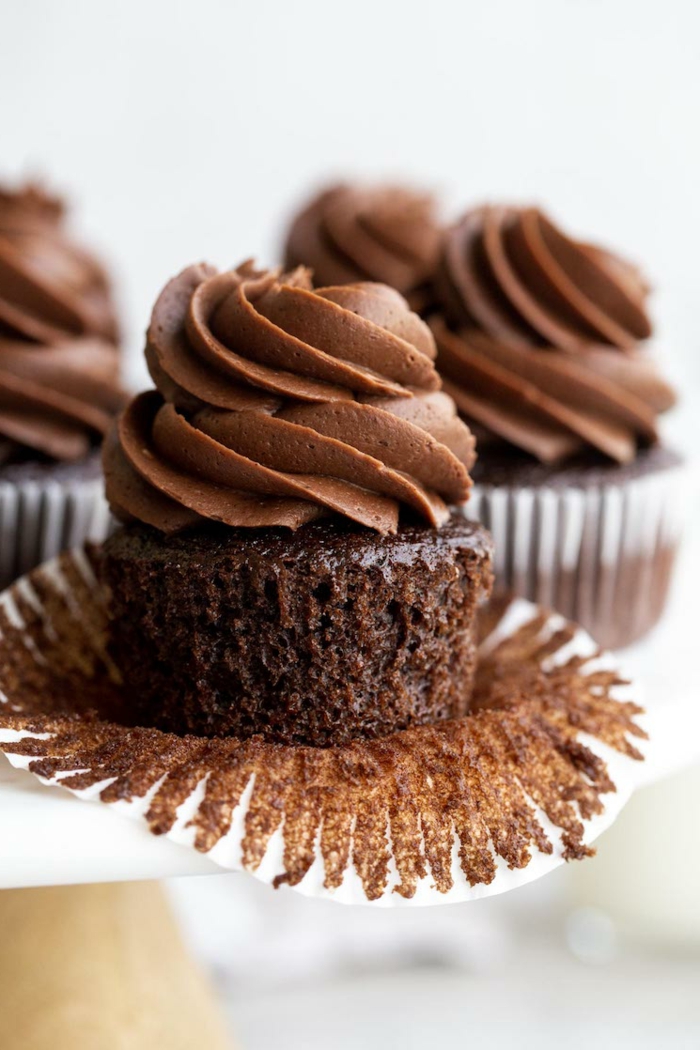 weiße muffinform schoko cupcakes backen mit schokoladen glasur leckere backideen nachtisch desserts ideen