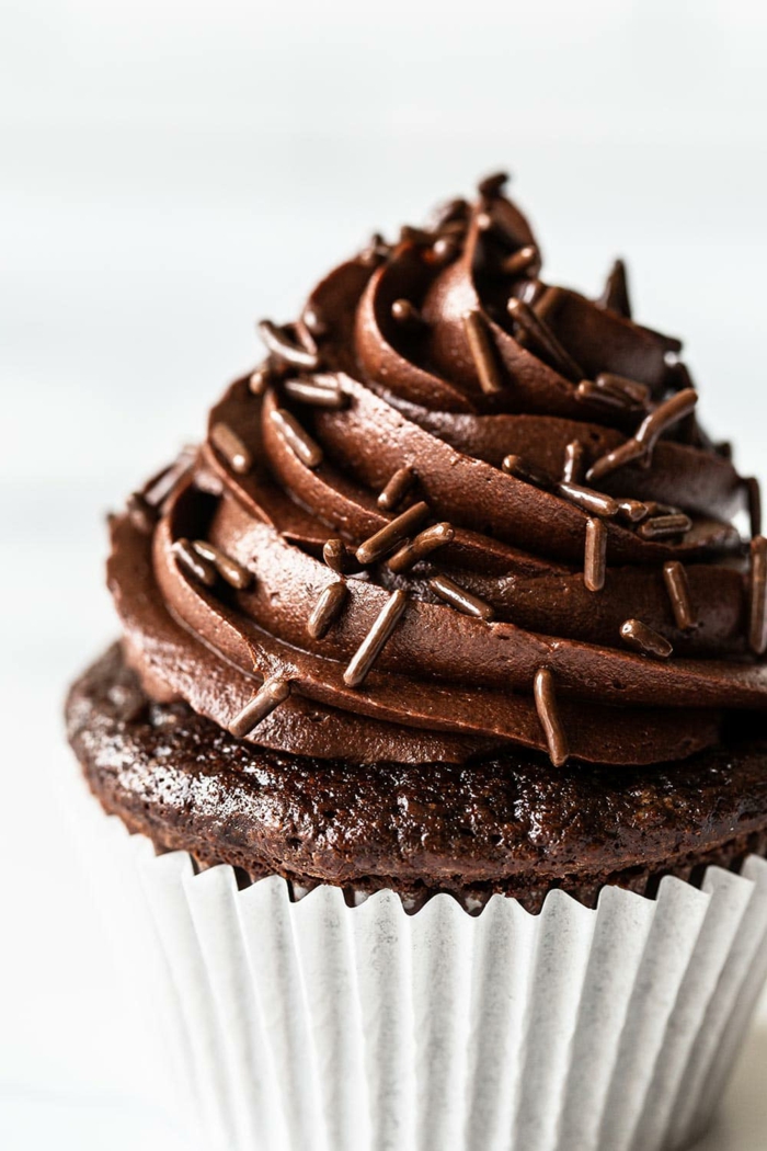 wie sie schokoladen cupcakes backen können leichte und leckere rezepte schoko glasur mit streuseln