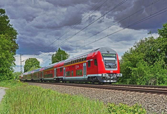 zug fahren express steilen roter zug mit dem zug fahren reisen