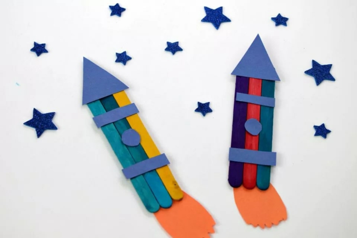 zwei bunte raketen mit eisstielen basteln dekoration kinderzimmer selber machen inspiration kleine blaue sterne deko
