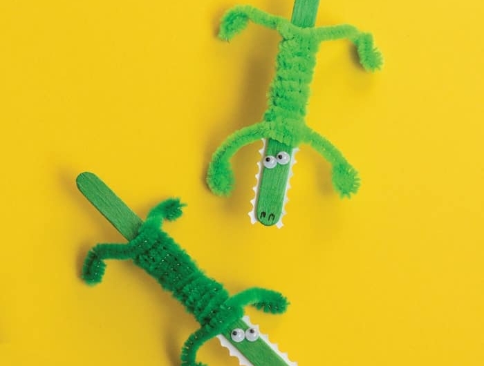 zwei grüne krokodile aus holzstäbchen kreative dekoration selber machen basteln mit holzstäbchen mit kindern