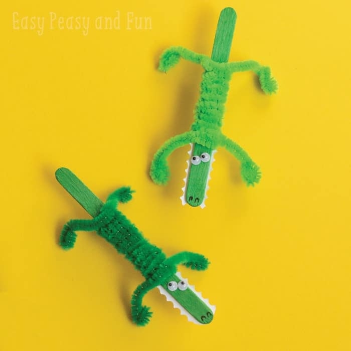zwei grüne krokodile aus holzstäbchen kreative dekoration selber machen basteln mit holzstäbchen mit kindern
