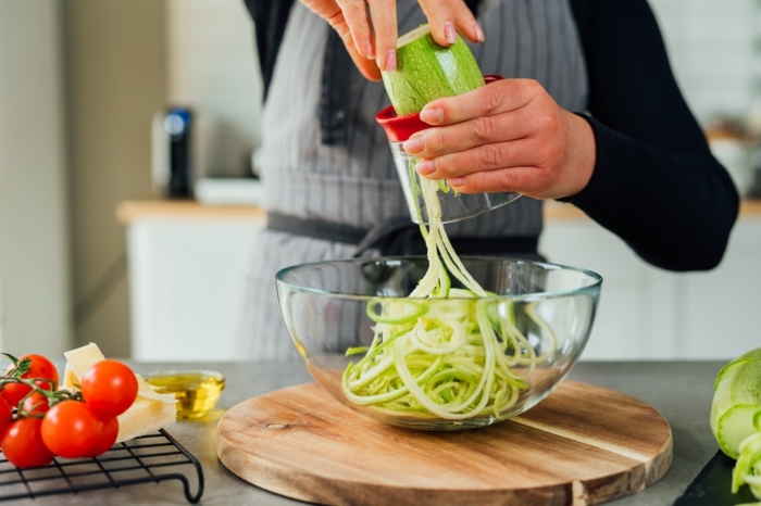 2 zucchini spaghetti rezept ideen gesund essen low carb gerichte zudeln mit basilikum pasta 700x466