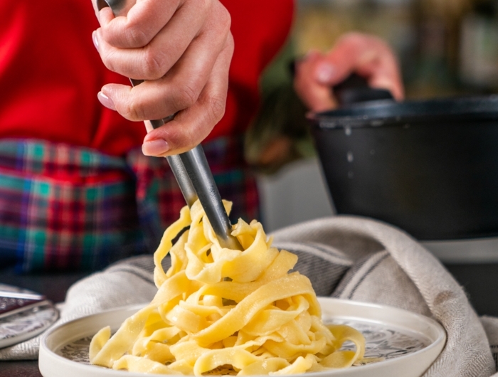5 schnelle rezepte mittagessen pasta kochen schritt für schritt selsbtgemachte tagliatelle 700x530