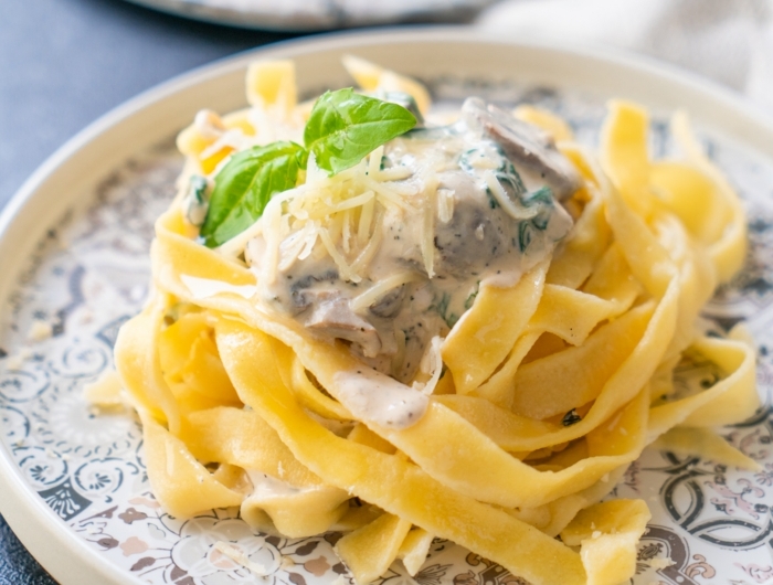 6 schnelle rezepte mittagessen selsbtgemachte pasta mit champignon knoblauchsoße 700x530