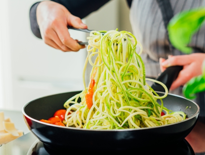 7 zucchini spaghetti rezept zoodles in pfanne zubereiten schnelle low carb gerichte 700x530