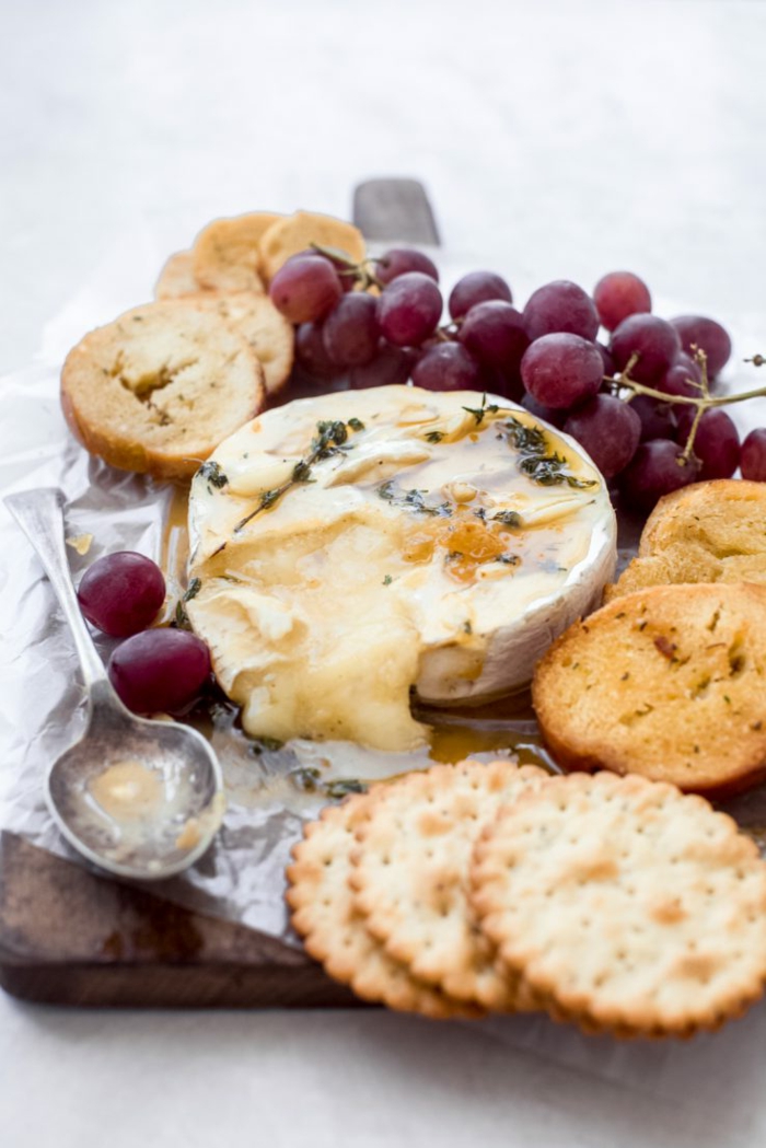 antipasti platte mit brie käse crackers und trauben französische spezialitäten selber machen
