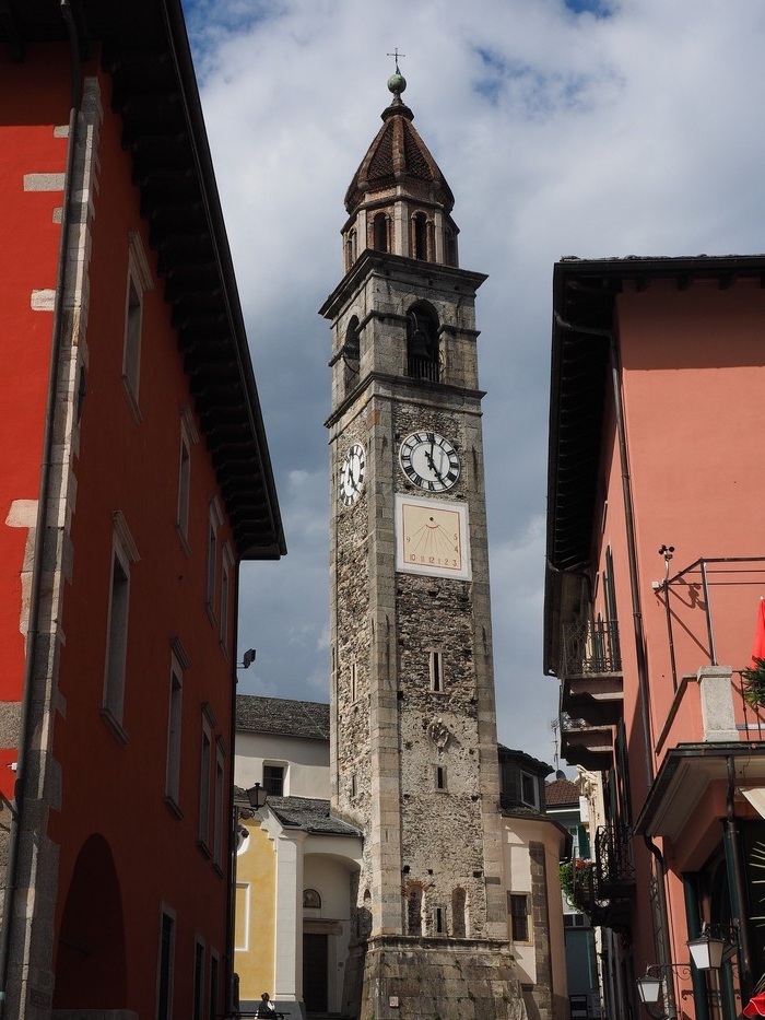 ascona urlaub in ascona lago amggiore die schweiz straße mit roten häusern kirche turm