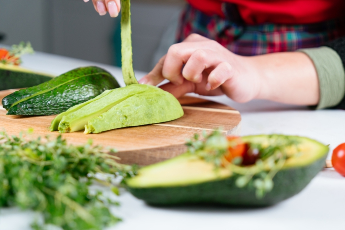 avocado schneiden und entkernen schritt für schritt hände einer jungen frau