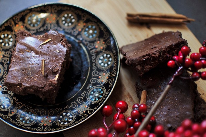 backmischung brownies schokoladenbrownie glutenfreie brownie mit kardamom vanilleextrakt und zimt auf schwarzem teller