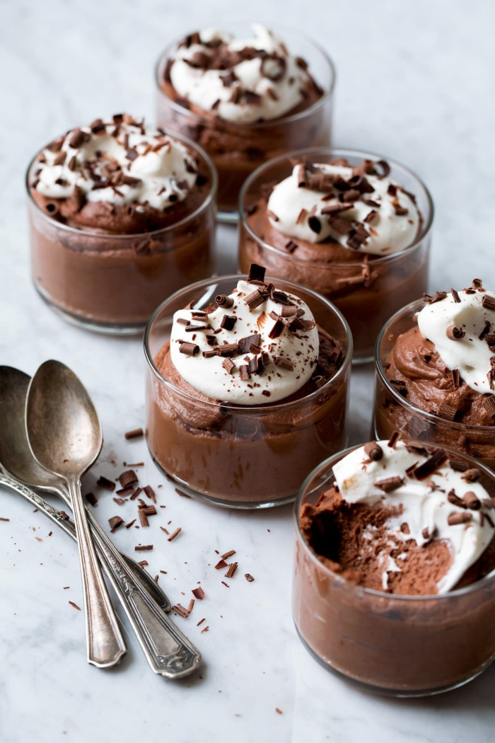bio schokolade mousse au chocolat dessert mit sahne und schokostückchen gesunde vegane desserts