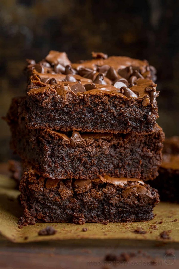 brownie rezept ohne ei einfache brownie mit schokoladenchips geschnmolzene schokolade drei stücke türmchen
