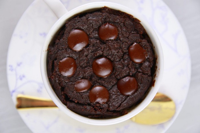 brownies einfach brownies rezept einfach glutenfreie brownies selber machen brwonies ohne ei cupcake brownie in weißer teetasse goldenem löffel