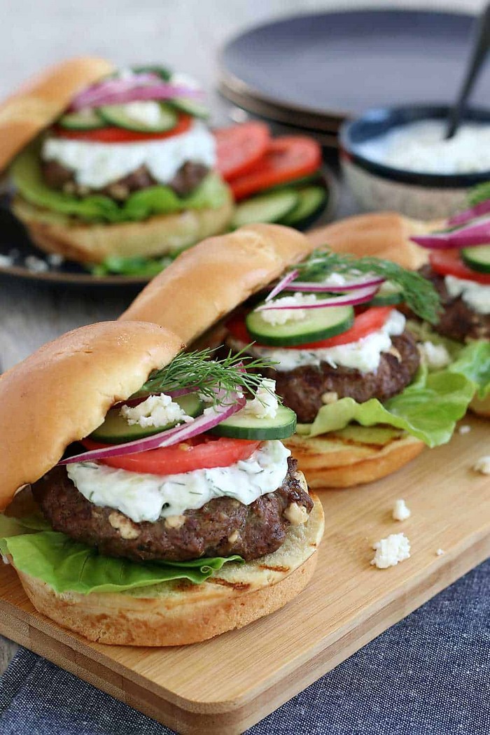 burger patties hamburger rezept burger brötchen burger fleisch burger grill burger zutaten griechischer burger mit tzatziki salat drei burger
