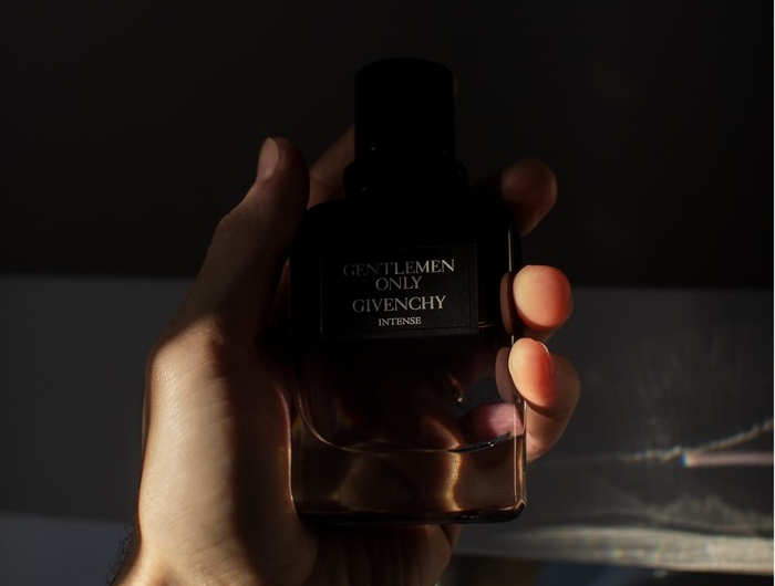 die besten parfüme für männer parfüm auswählen notino at mann hand hält dunkle flasche