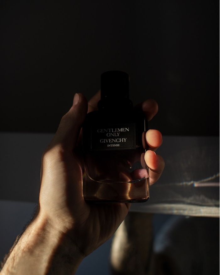die besten parfüme für männer parfüm auswählen notino at mann hand hält dunkle flasche