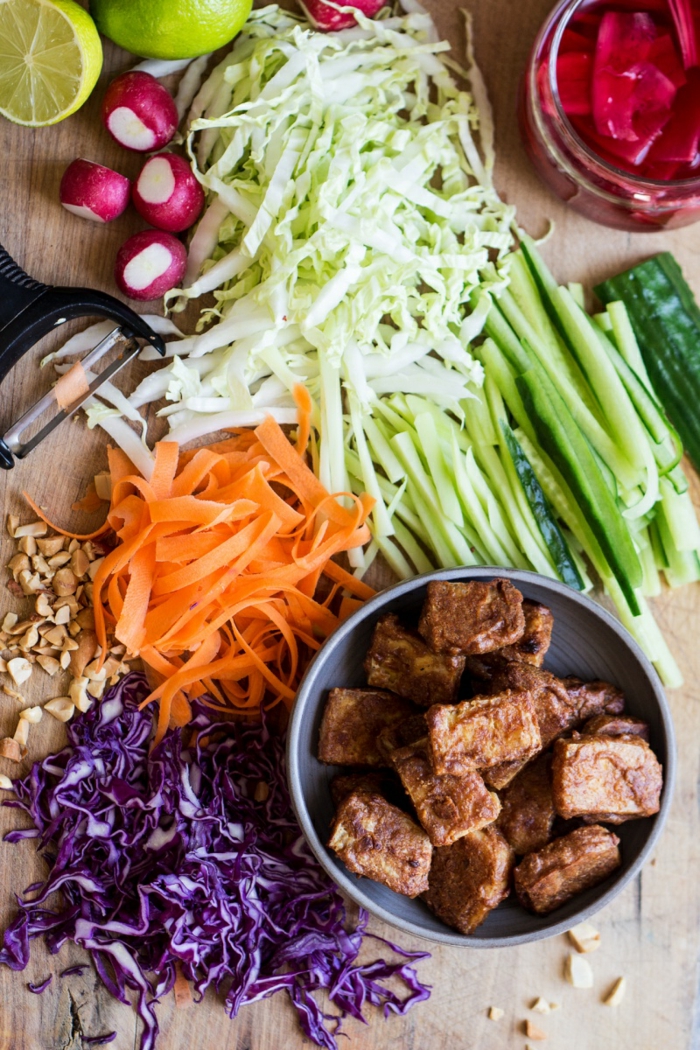 die zutaten für ein salat asiatisches tofu rezept möhren und gurken und zitrone