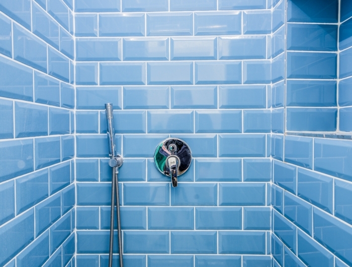 duschthermostat wählen wichtige informationen und tipps badezimmer mischbatterie blaue fliesen