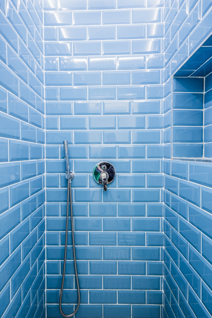 duschthermostat wählen wichtige informationen und tipps badezimmer mischbatterie blaue fliesen