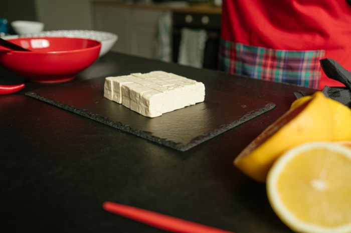 eine geschnittene zitrone tofu in würfel schneiden zutaten für asiatisches tofu