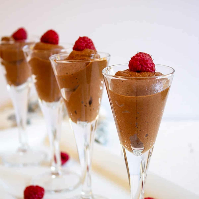 elegante desserts vegane mousse au chocolat mit himbeeren dekoration nachtisch inspo