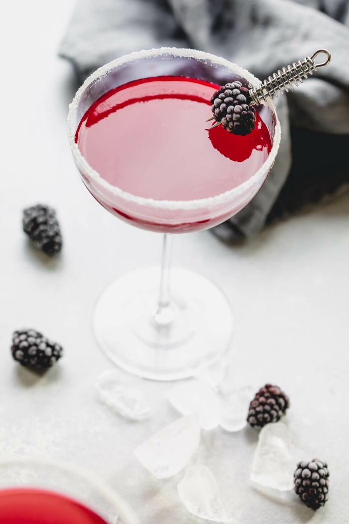 erfrischende sommer cocktails pink mit brombeeren und wodka alkoholisches getränk rezept leicht und schnell selber zubereiten